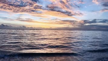 Rannalla, rantapyyhkeitä