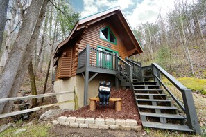 Exterior - The Cuddle Hut (Gatlinburg)