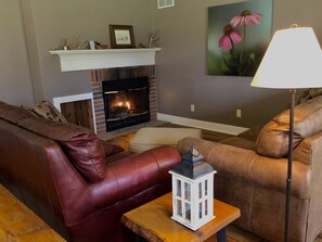 Smart TV, fireplace, books - Close to Galena, close to perfect. Premier get away. Three beautiful suites. (Galena)