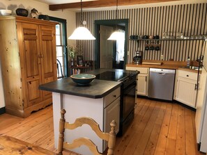 Fridge, microwave, oven, stovetop - Close to Galena, close to perfect. Premier get away. Three beautiful suites. (Galena)