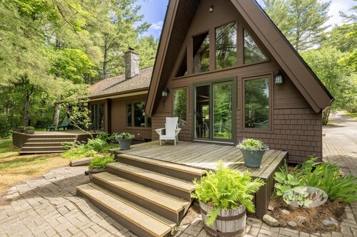 4 bdrm + loft! 3 bath. Cottage+Renovated Guest Cabin!
