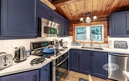 4 bdrm + loft! 3 bath. Cottage+Renovated Guest Cabin!