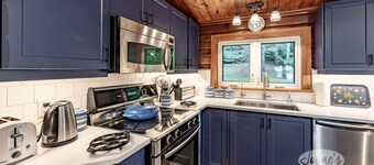 4 bdrm + loft! 3 bath. Cottage+Renovated Guest Cabin!