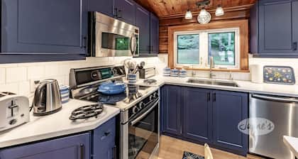 4 bdrm + loft! 3 bath. Cottage+Renovated Guest Cabin!