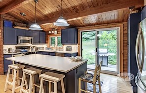 Fridge, microwave, oven, stovetop - 4 bdrm + loft! 3 bath. Cottage+Renovated Guest Cabin! (Port Carling)