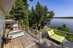 Outdoor spa tub - Muskoka Paradise! Spacious & Inviting, Great Deck! Sleeps 16! Hot Tub! Bala! (Muskoka Lakes)
