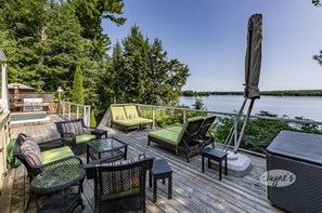 Property grounds - Muskoka Paradise! Spacious & Inviting, Great Deck! Sleeps 16! Hot Tub! Bala! (Muskoka Lakes)