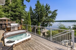 Outdoor spa tub - Muskoka Paradise! Spacious & Inviting, Great Deck! Sleeps 16! Hot Tub! Bala! (Muskoka Lakes)