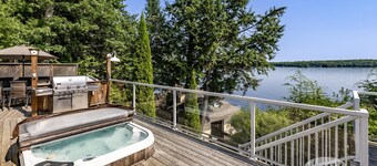 Muskoka Paradise! Spacious & Inviting, Great Deck! Sleeps 16! Hot Tub! Bala!