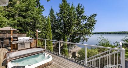 Muskoka Paradise! Spacious & Inviting, Great Deck! Sleeps 16! Hot Tub! Bala!