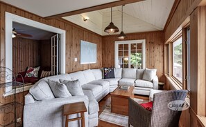 Televisión y chimenea 