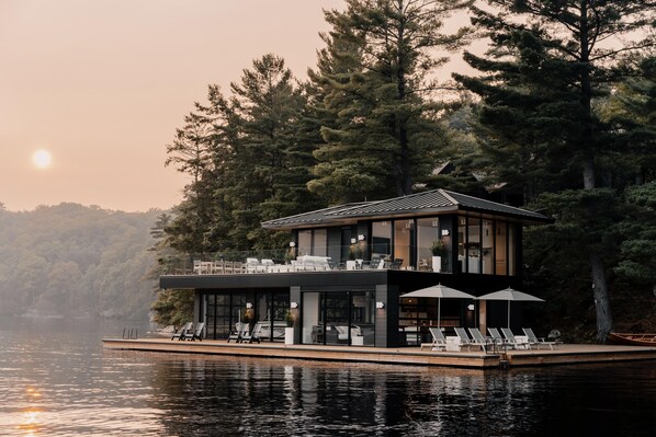 Exterior - 5 bdrm, Lake Rosseau, SW Exposure,! Gorgeous Sunsets! New Boathouse! (Minett)