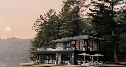 Upea auringonlasku! Vesitrampoliini liukumäki! Poreamme! Nukkuu 10! 4 kylpyä!