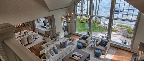 Televisión, chimenea y estéreo