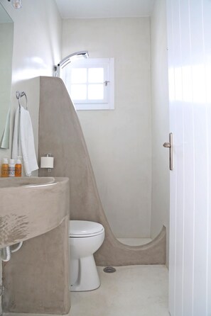 Superior Apartment | Bathroom | Shower, free toiletries, hair dryer, towels - 8 Keys Residence (Paros)