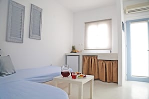 Superior Apartment | Living area | Flat-screen TV - 8 Keys Residence (Paros)