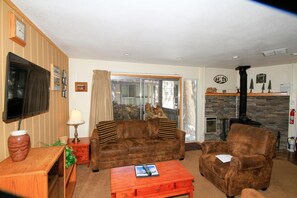 Televisión y chimenea 