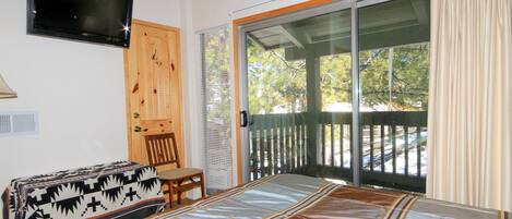 2 عدّة غرف نوم وخدمة الإنترنت وملاءات أسرّة