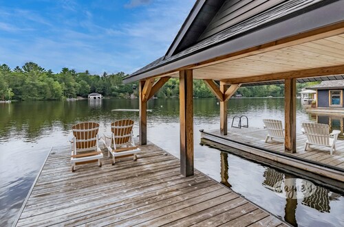 Bright & Modern 4 bdrm cottage on Lake Joe! Boatport + Bunkie! All Day Sun!