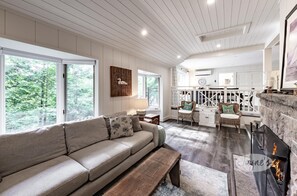 Een televisie, een open haard en een stereo