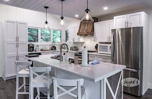 Een koelkast, een oven, een kookplaat, een vaatwasser