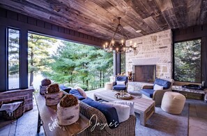 تلفزيون، مدفأة، ستيريو