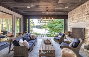 تلفزيون، مدفأة، ستيريو