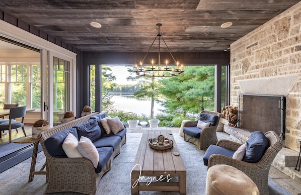 Smart-TV, Kamin, Bücher