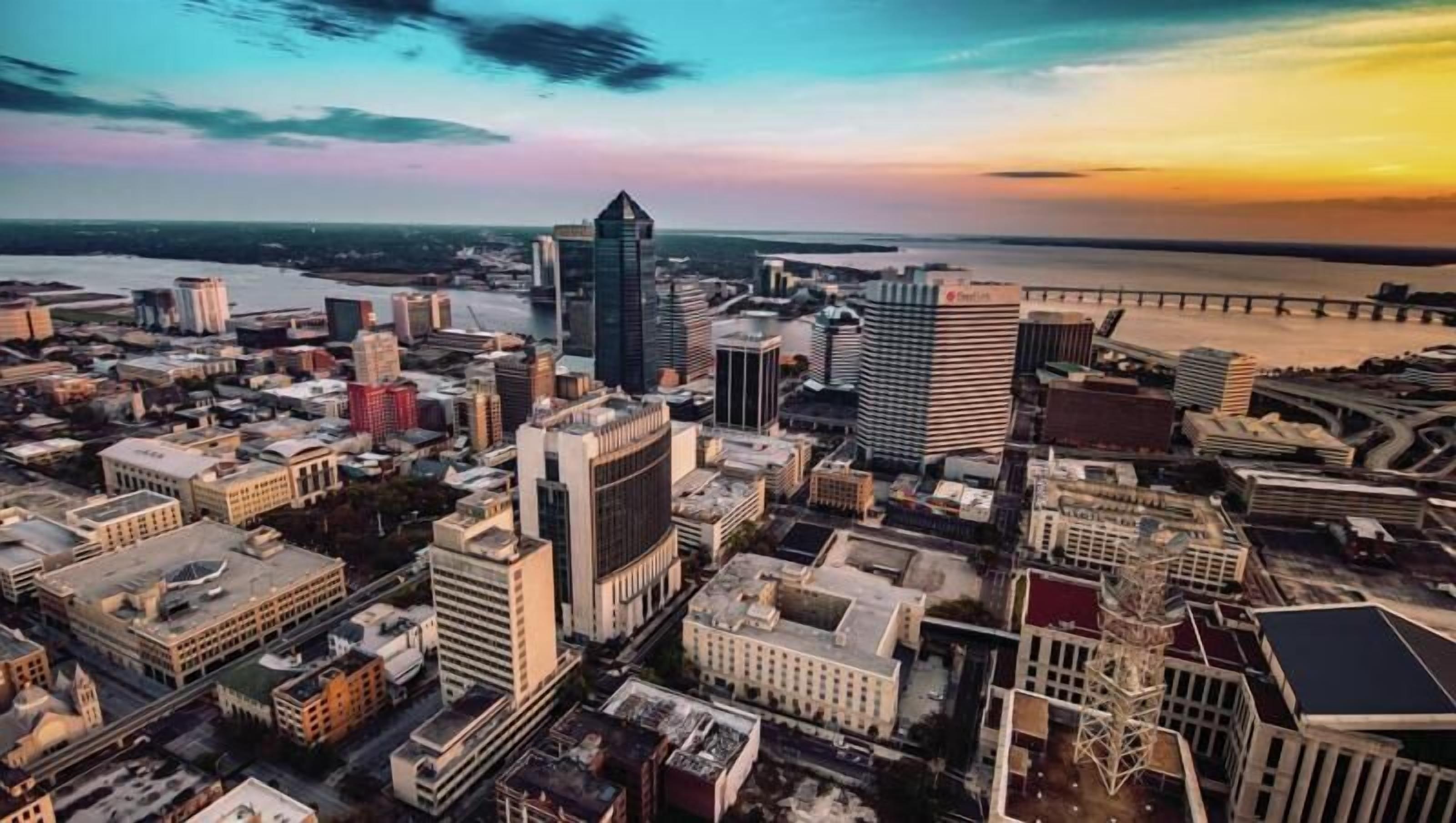 Great Escape! 1 Comfy Unit, Pool, Breakfast, Parking, Close to Attractions.