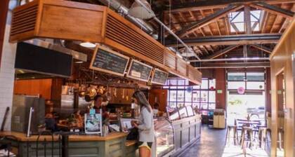 Kaupunkien moderni asuminen, king-vuode ja itse sisäänkirjautuminen