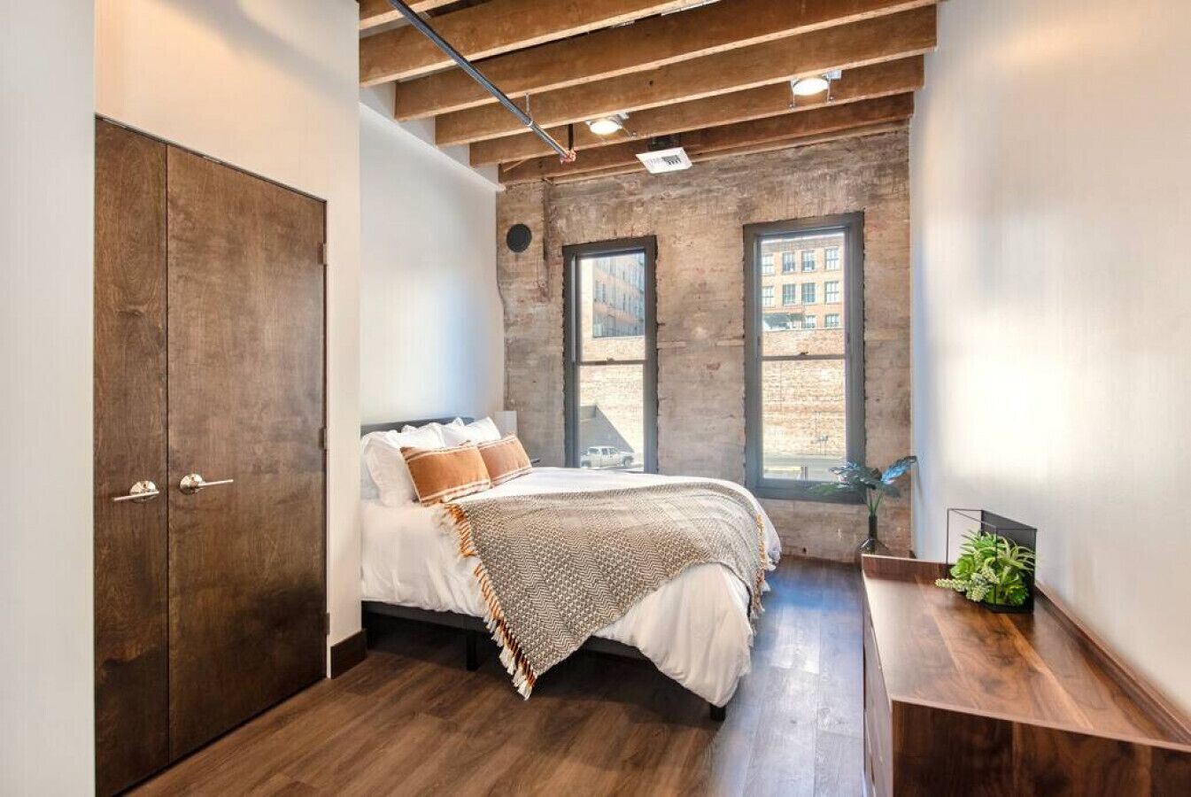 2 bedrooms, desk, iron/ironing board, WiFi