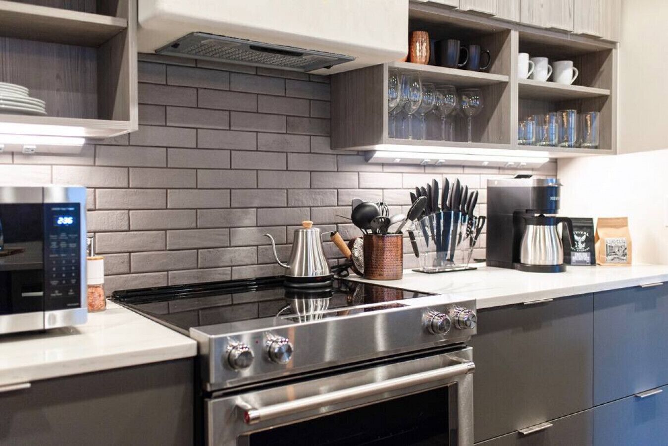 Refrigerador, microondas, horno y parrilla de estufa 