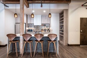 Fridge, microwave, oven, stovetop - Urban Modern Living PERFECT for long term stays (Spokane)