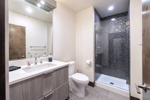 Shower, hair dryer, towels, soap - Downtown Spacious Urban Retreat with King Bed! (Spokane)