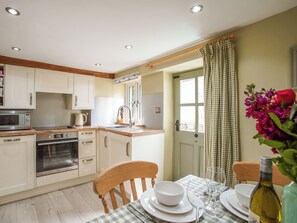 Oven, dishwasher, cookware/dishes/utensils, freezer - 3 bedroom accommodation in Bradwell (Bradwell)