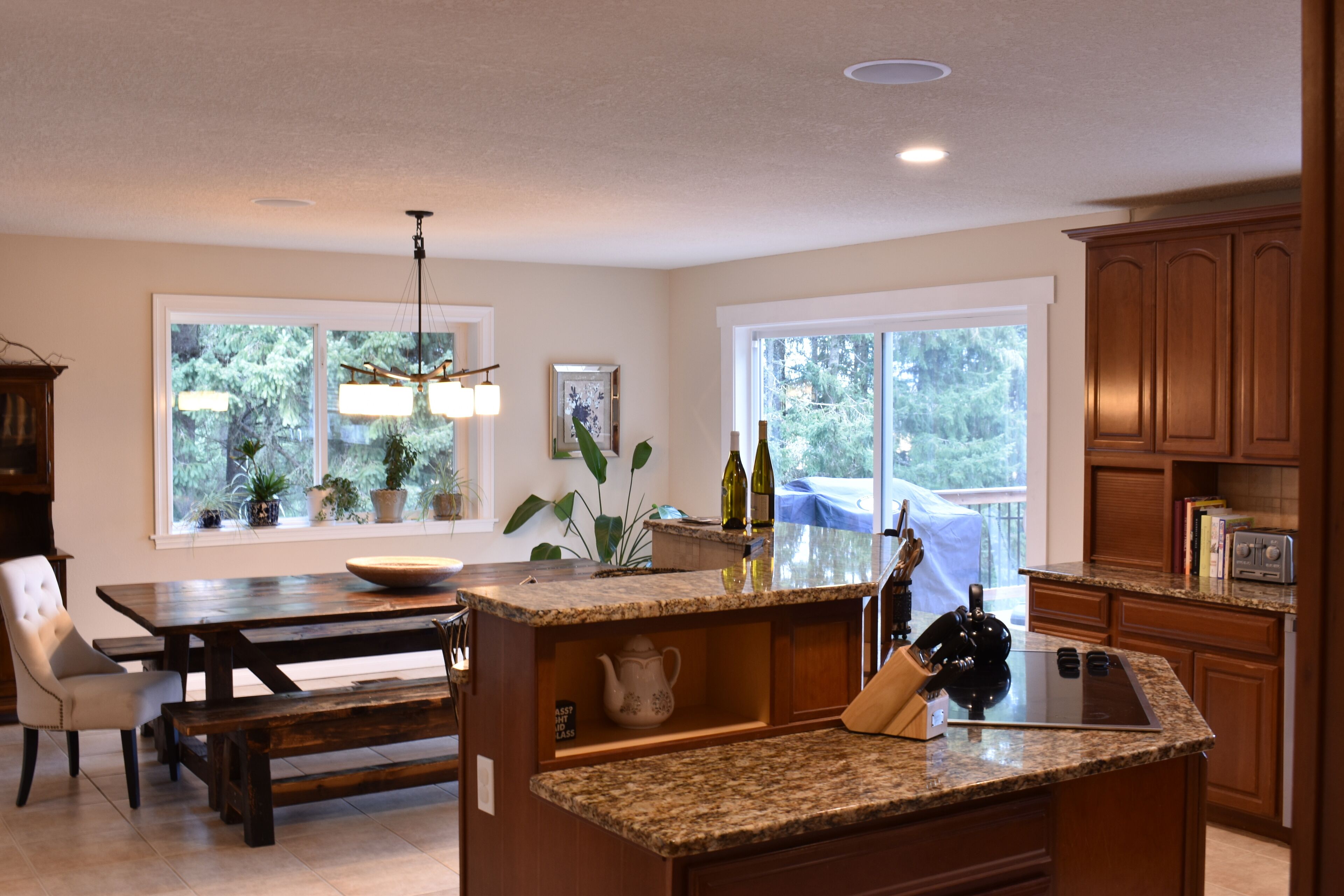 Beautiful Entire Home with Decks and Theater in Premiere Oregon Wine Country