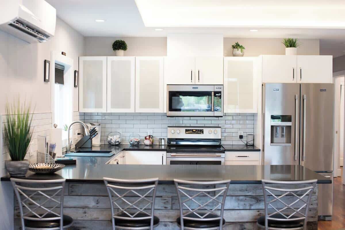 Réfrigérateur, micro-ondes, four, plaque de cuisson