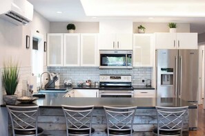 Jääkaappi, mikroaaltouuni, uuni, liesi