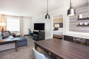 50-英寸纯平电视 (配备有线频道)、电视