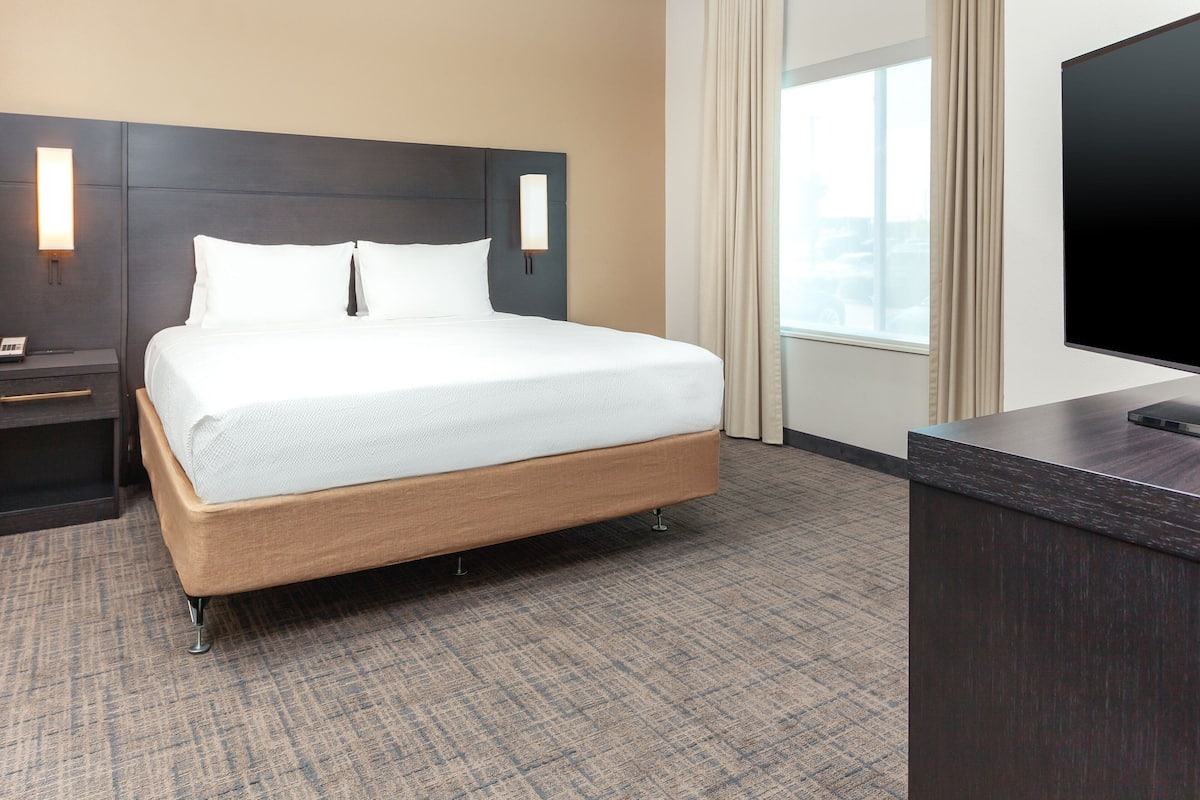 Suite monolocale, 1 letto king con divano letto | Una scrivania, postazione laptop, ferro/asse da stiro