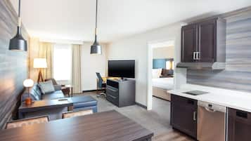 Suite, Mehrere Betten, Nichtraucher (Mobility Accessible, Tub) | Schreibtisch, laptopgeeigneter Arbeitsplatz, Bügeleisen/Bügelbrett