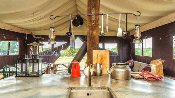 Placa de cocina, cafetera/tetera, utensilios de cocina