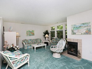 TV, fireplace, DVD player, stereo - Beauty near the Beach! Comfort and convenience for the whole family! (Bethany Beach)