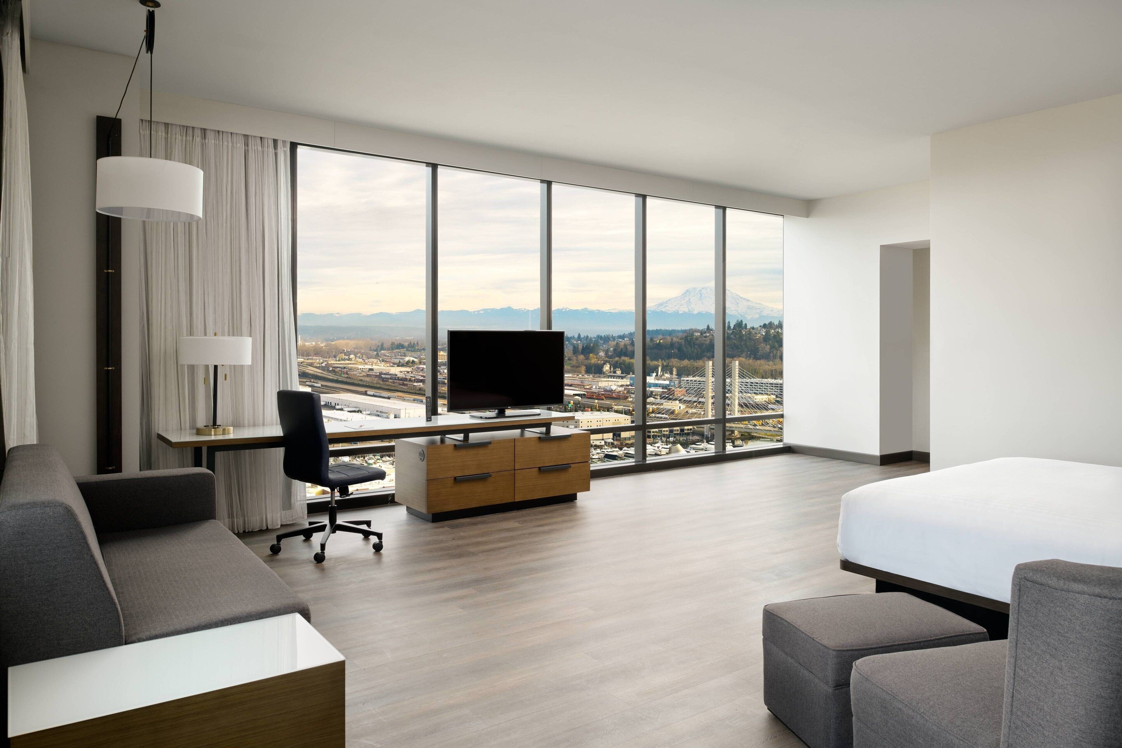 Suíte executiva, 1 cama King e sofá-cama, vista para a cidade, no canto | Roupas de cama premium, cofres nos quartos, individualmente mobiliados