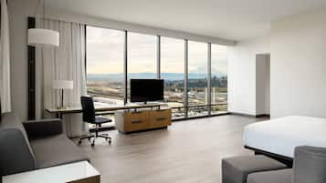 Suíte executiva, 1 cama King e sofá-cama, vista para a cidade, no canto | Roupas de cama premium, cofres nos quartos, individualmente mobiliados