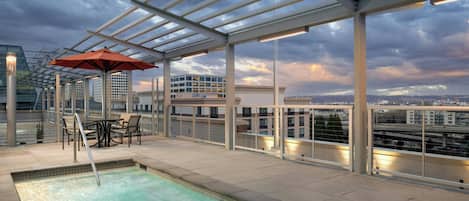 Una piscina al aire libre de temporada