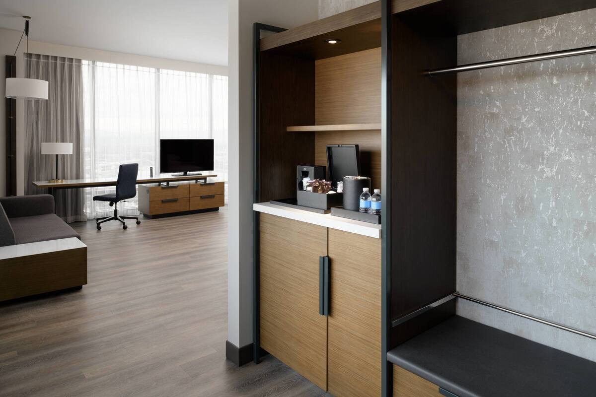 Suite – executive, 1 kingsize-seng med sovesofa, byutsikt, hjørnerom | Sengetøy av topp kvalitet, safe på rommet og skrivebord