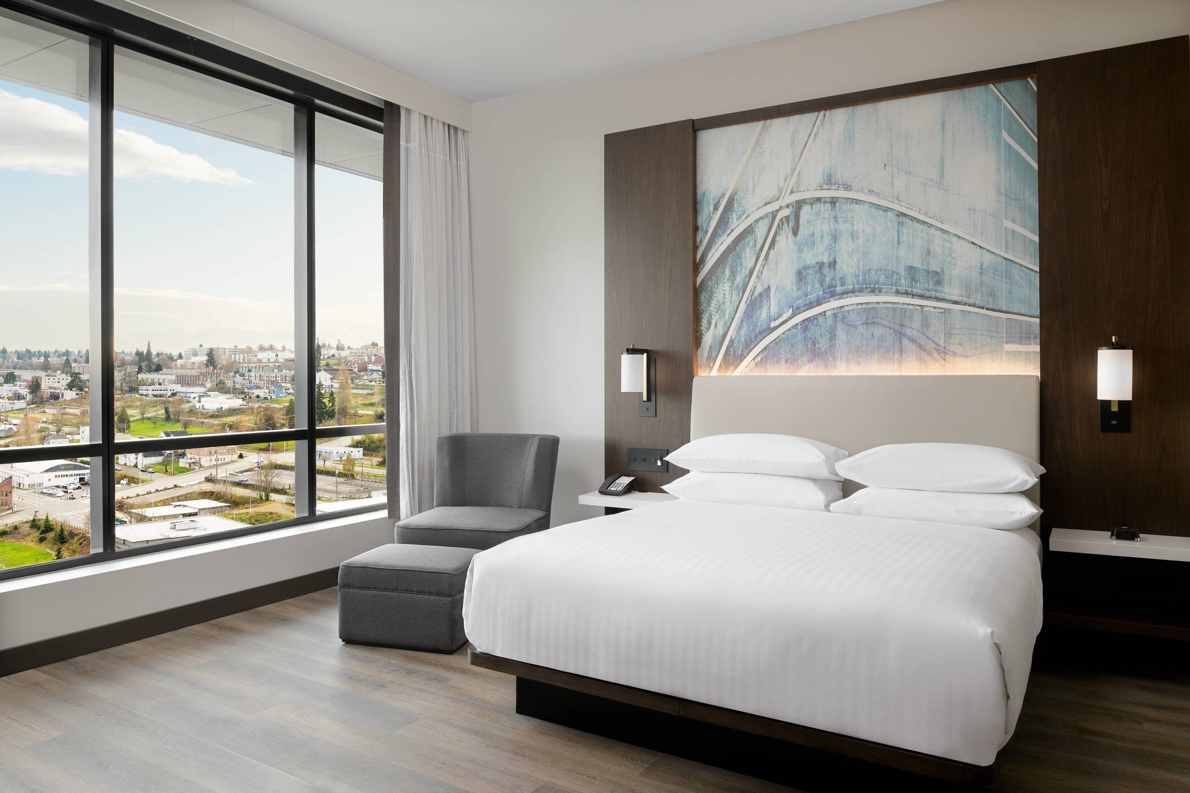 deluxe room, 1 king bed, corner | 1 bedroom, premium bedding, in-room safe, individually furnished