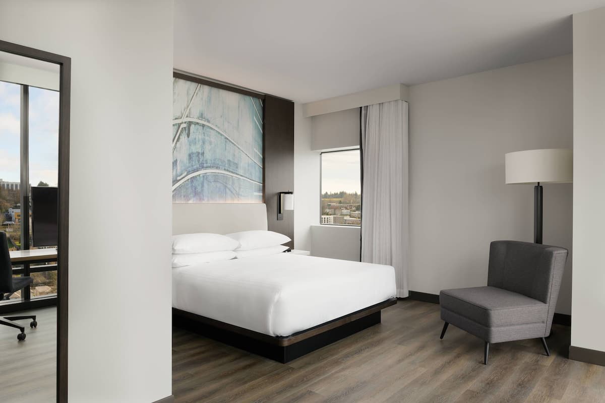 Chambre Deluxe, 1 trÚs grand lit, non-fumeurs, en angle | Literie de qualité supérieure, coffres-forts dans les chambres