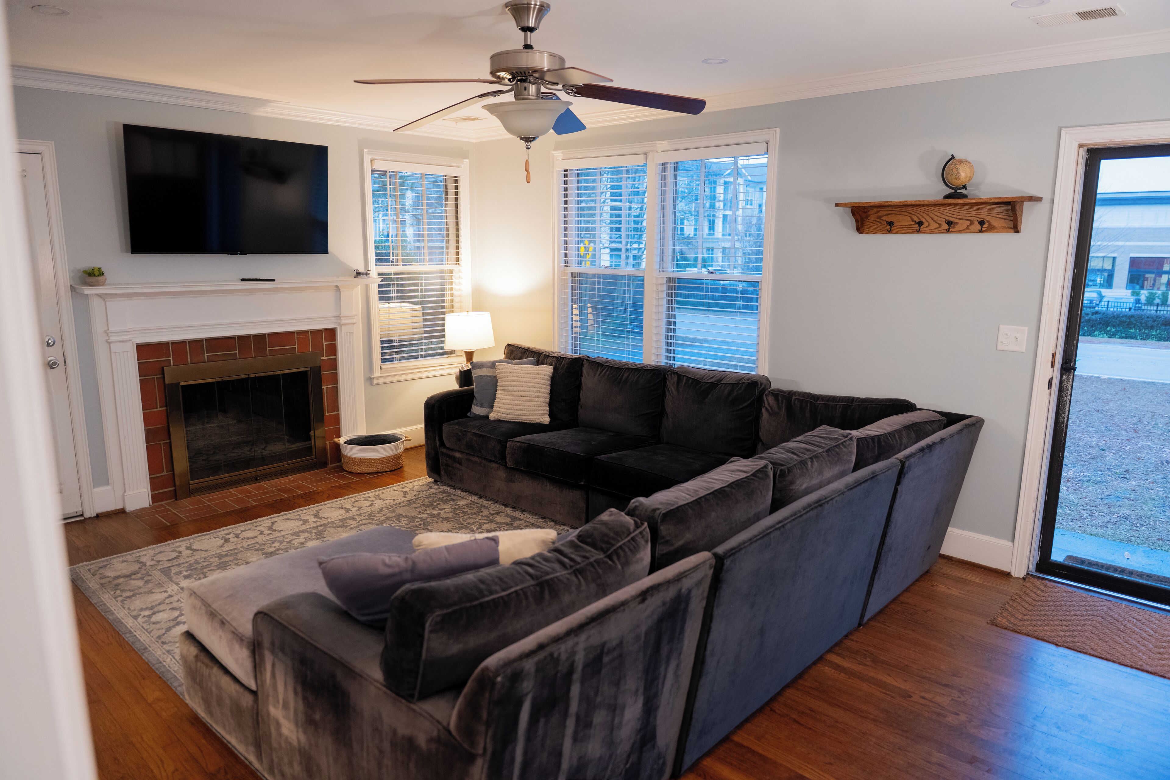 Smart TV, chimenea, libros, impresora